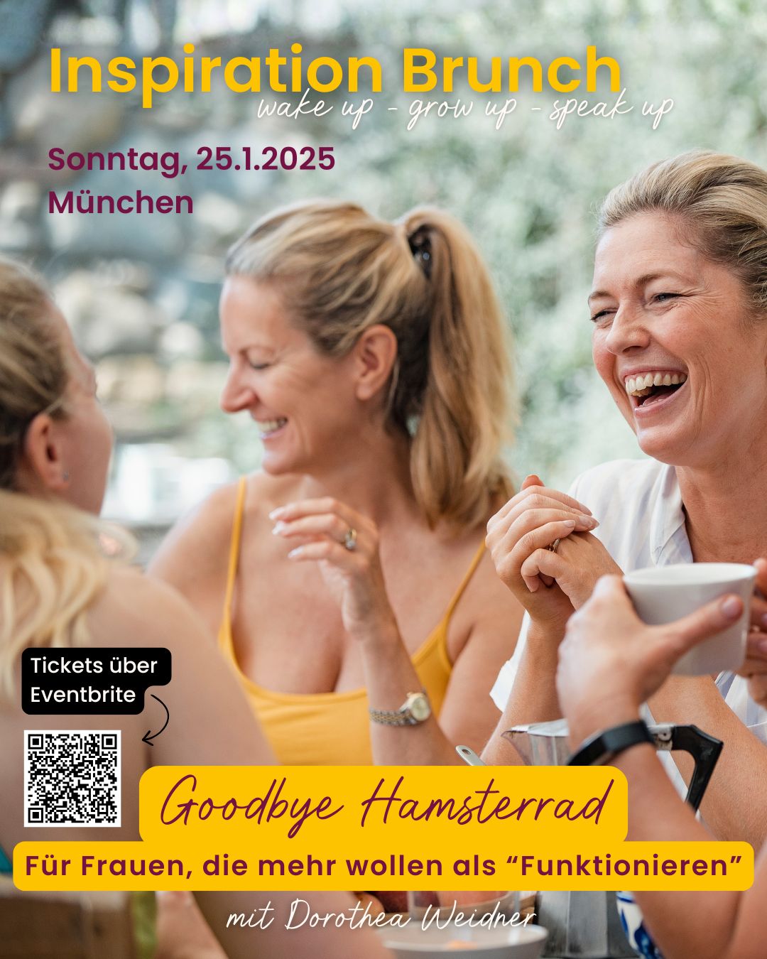 selbstbewusste Frau hält Rede vor Gruppe von Menschen