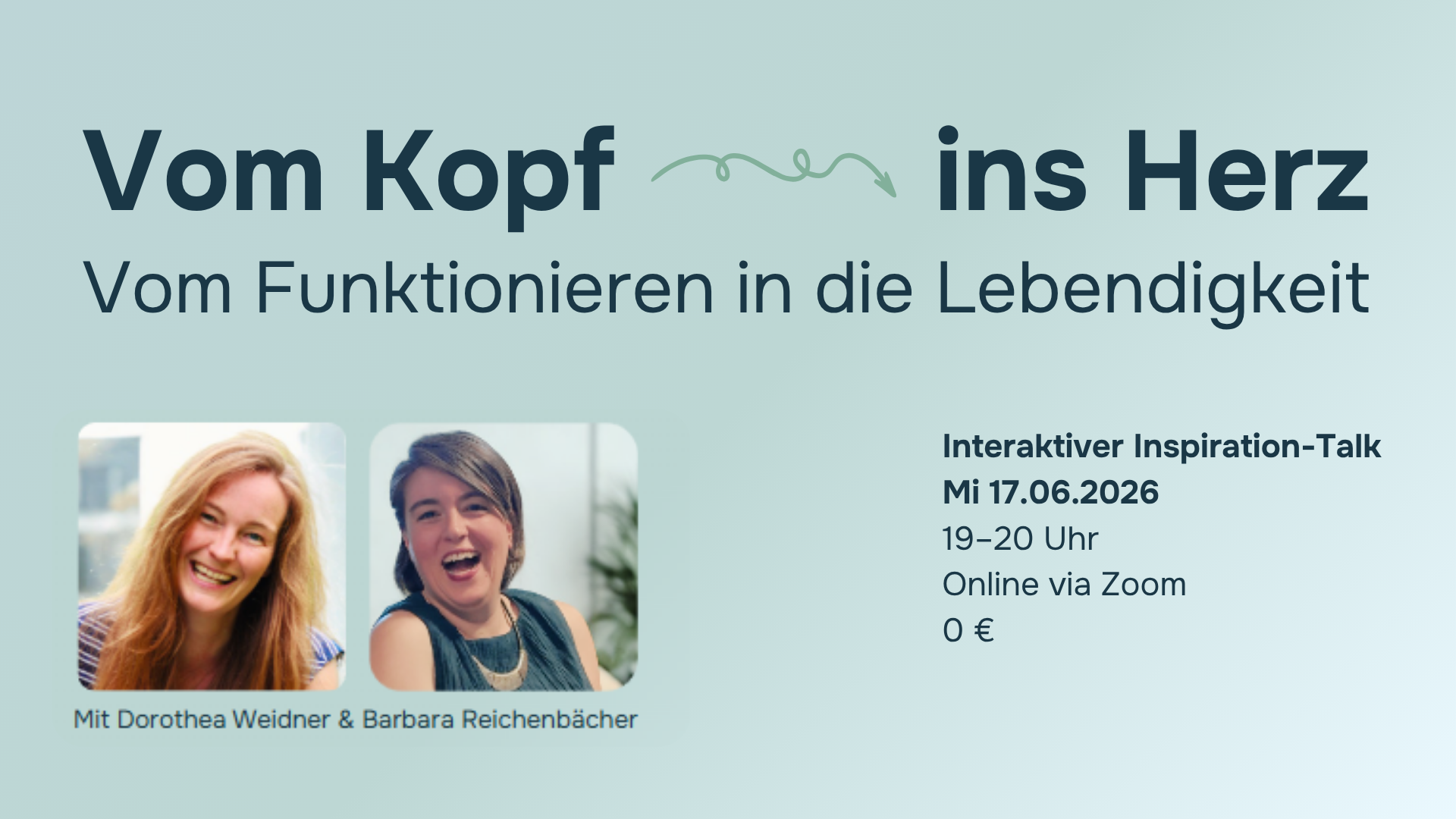 selbstbewusste Frau hält Rede vor Gruppe von Menschen