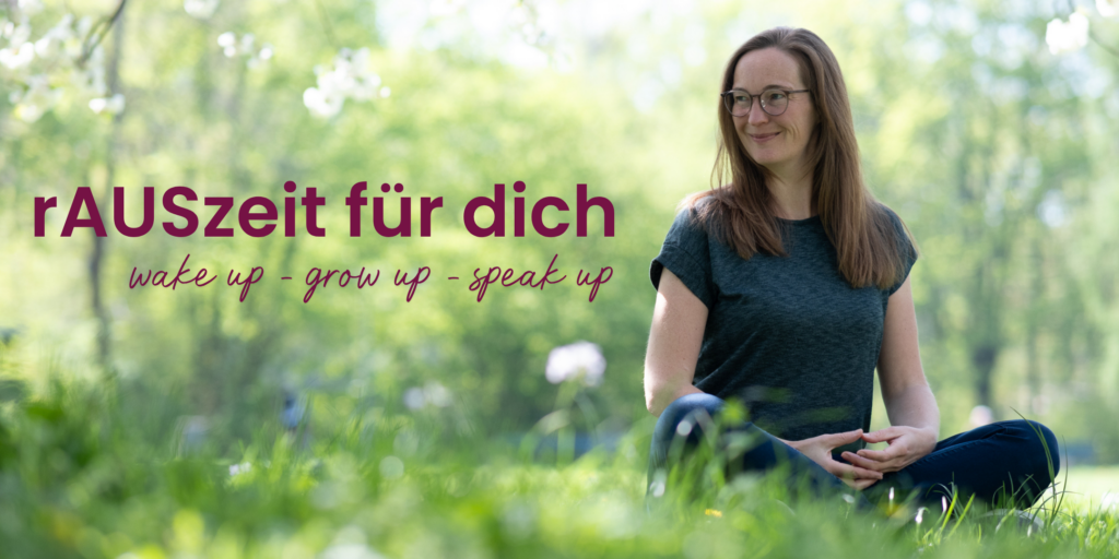 selbstbewusste Frau hält Rede vor Gruppe von Menschen